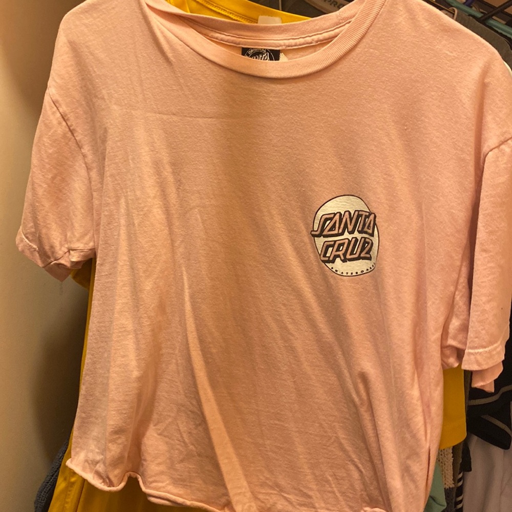 cropped light pink Santa Cruz shirt
